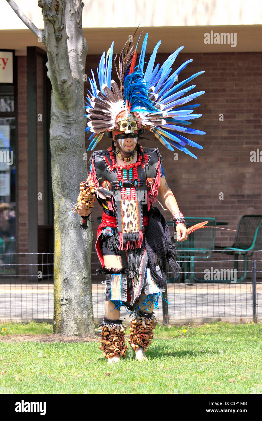 Native American dancer restauration à Earthstock festival at Stony Brook University, Long Island, NY Banque D'Images