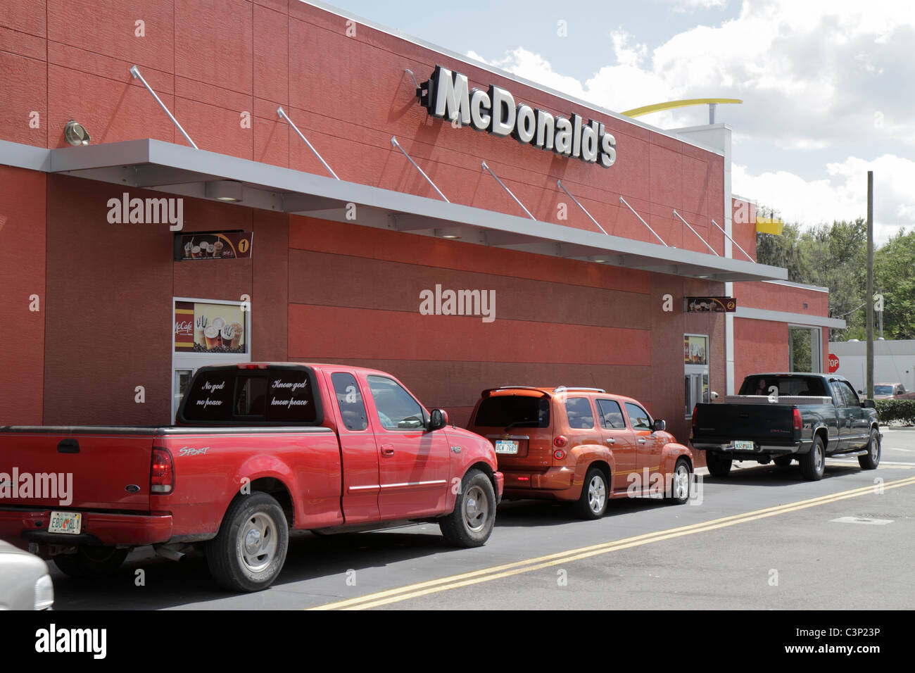 Florida fort Meade, McDonald's, restaurant restaurants restauration repas à l'extérieur café cafés bistrot, restauration rapide, franchise, conduire par la fenêtre, ligne, file d'attente, vehi Banque D'Images