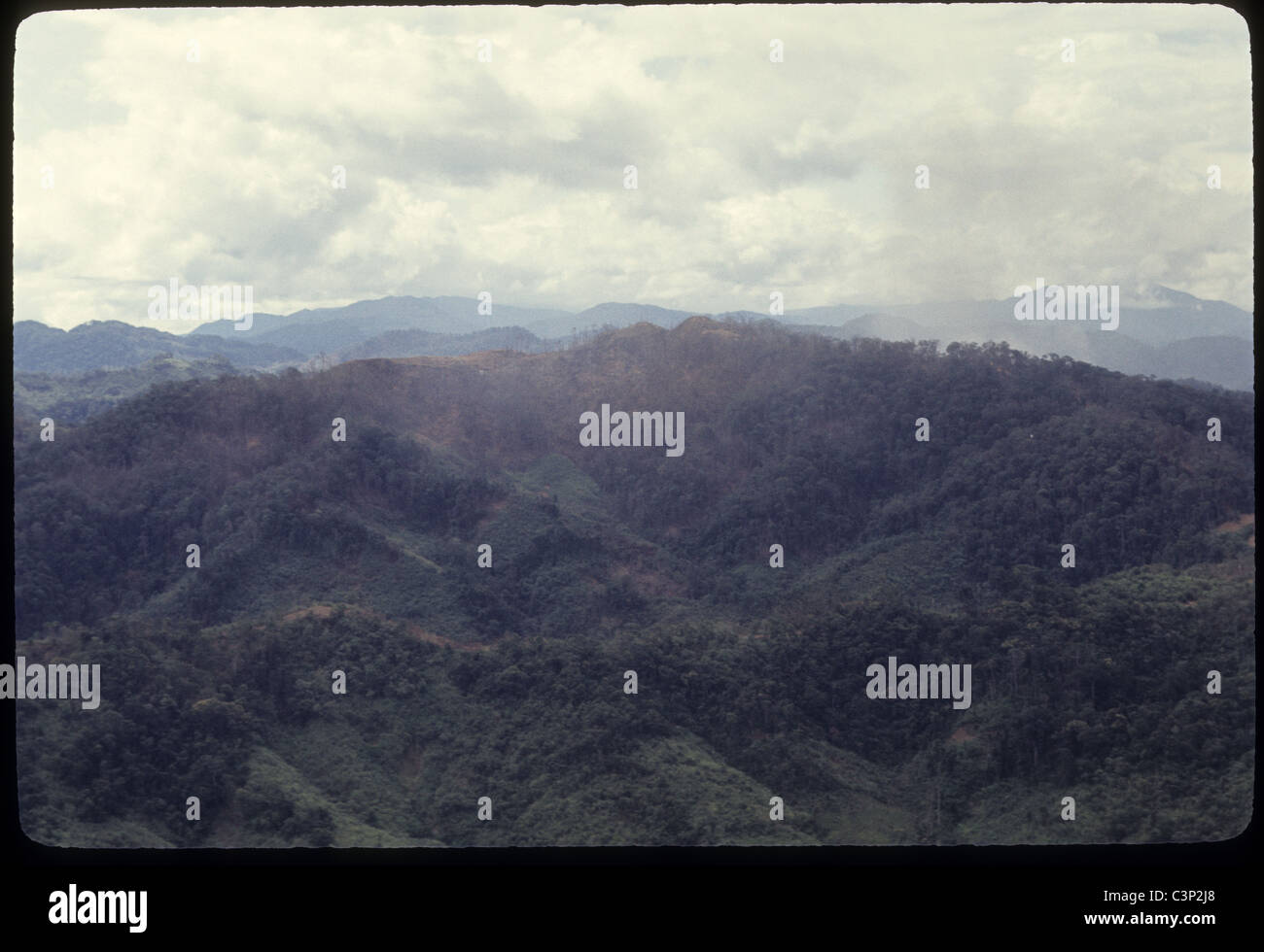 A shau valley 101st Airborne 1969 aerial mountain airstrike hamburger hill fumée Banque D'Images
