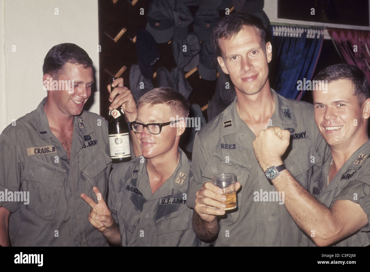 Les membres du 2/17ème de Cavalerie de la 101st Airborne Division militaire la fête de la paix montre quatre hommes alcool festif warzone Banque D'Images