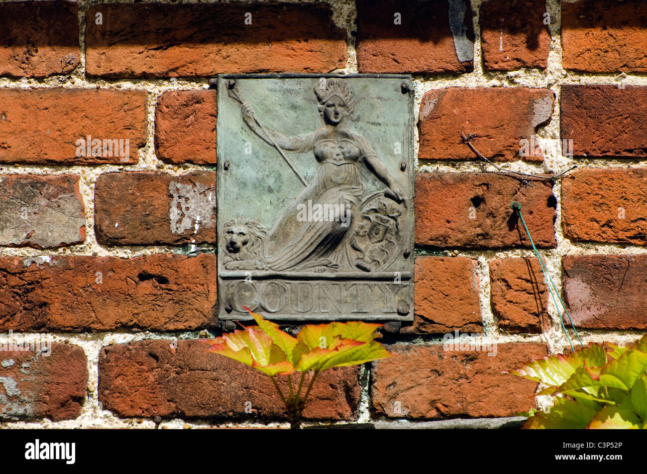 Une assurance incendie mural metal wall plaque sur une maison dans la région de Denham village Bucks UK Banque D'Images