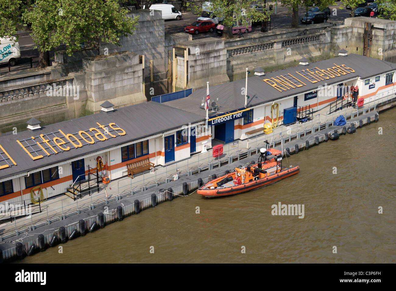 R.N.L.I. Lifeboat Pier sur tamise par Waterloo Bridge et de remblai. Westminster. Londres. L'Angleterre Banque D'Images