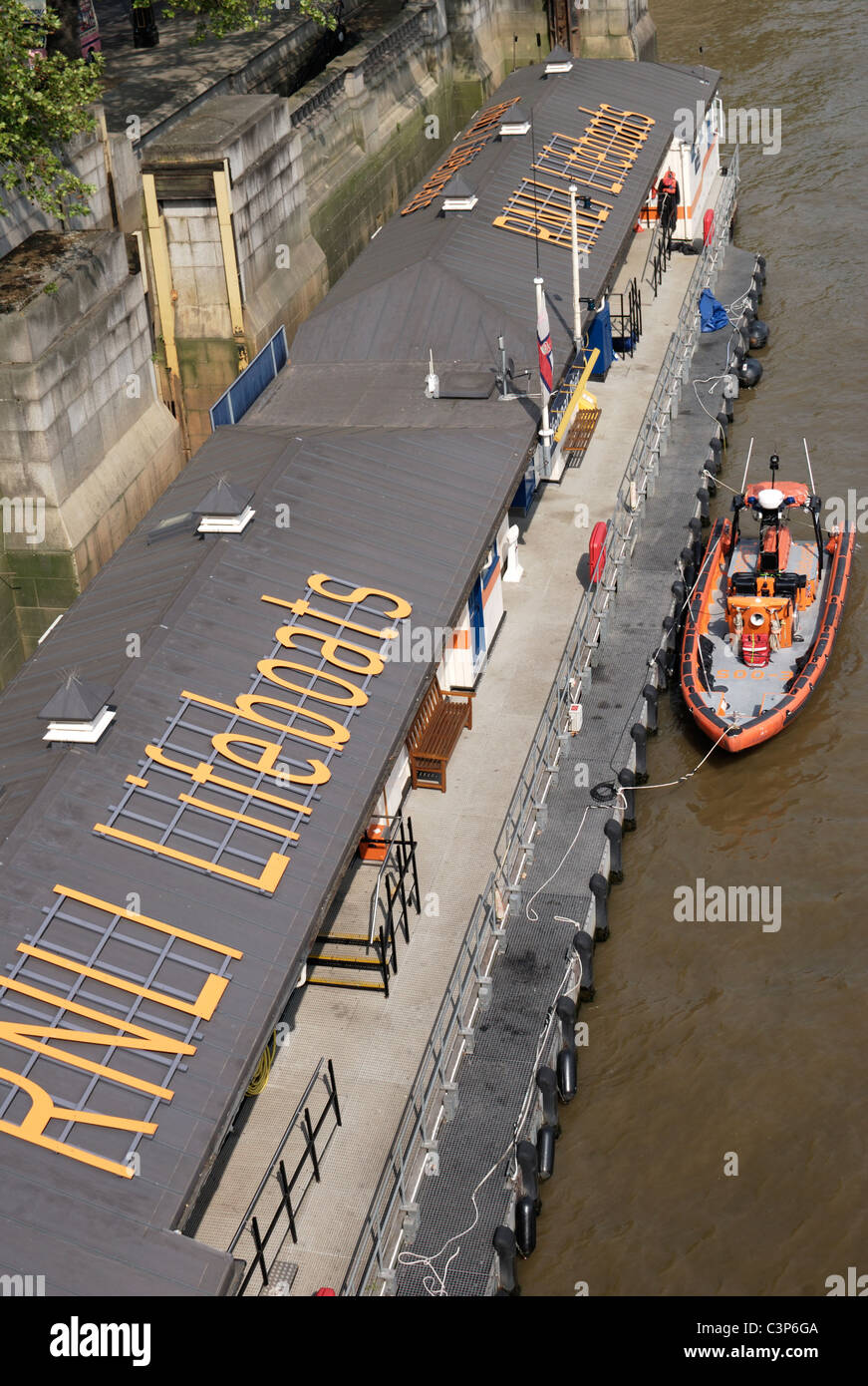 R.N.L.I. Lifeboat Pier sur tamise par Waterloo Bridge et de remblai. Westminster. Londres. L'Angleterre Banque D'Images