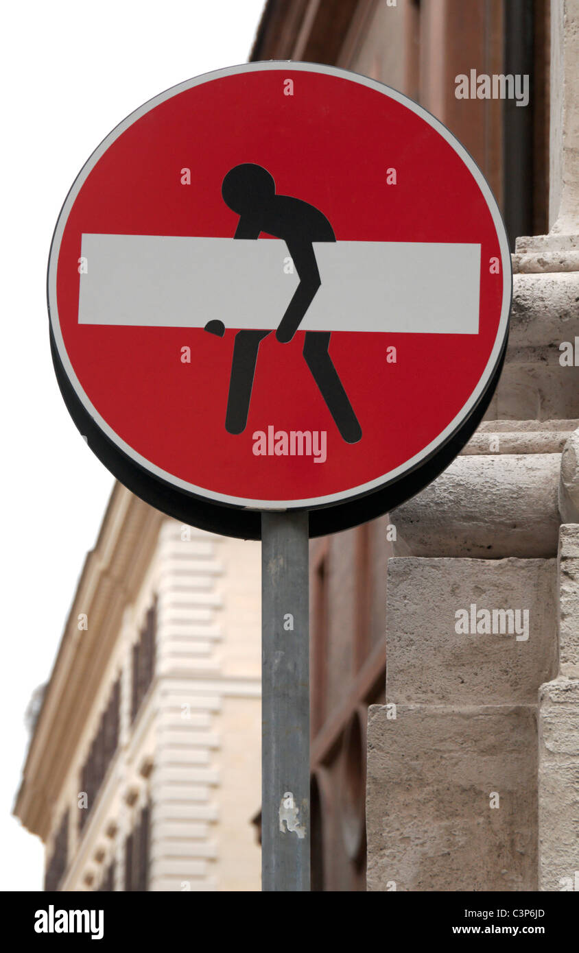 Pas d'entrée street sign avec autocollant type graffiti, Rome, Italie. Banque D'Images