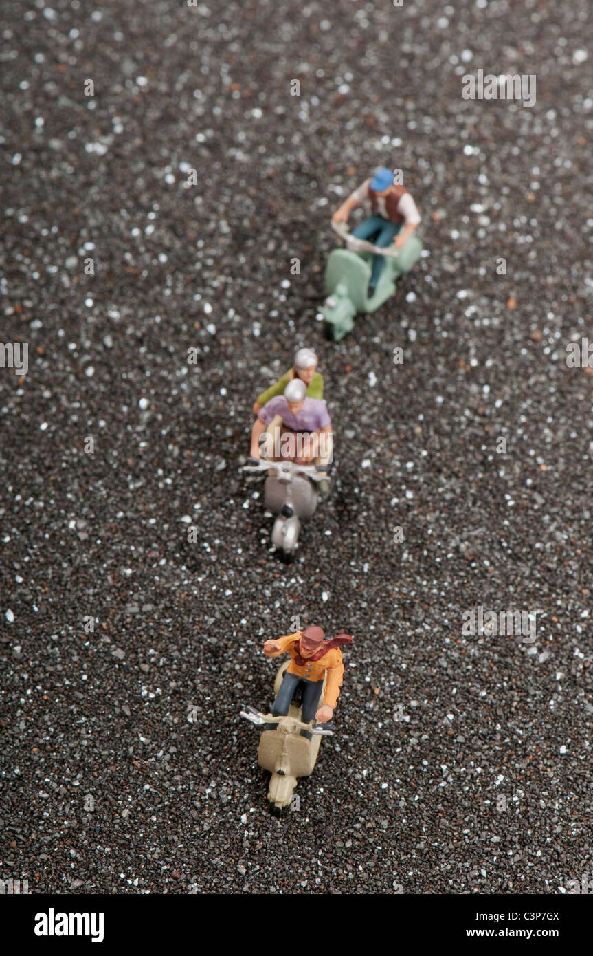 Figurines en plastique sur les scooters, elevated view Banque D'Images