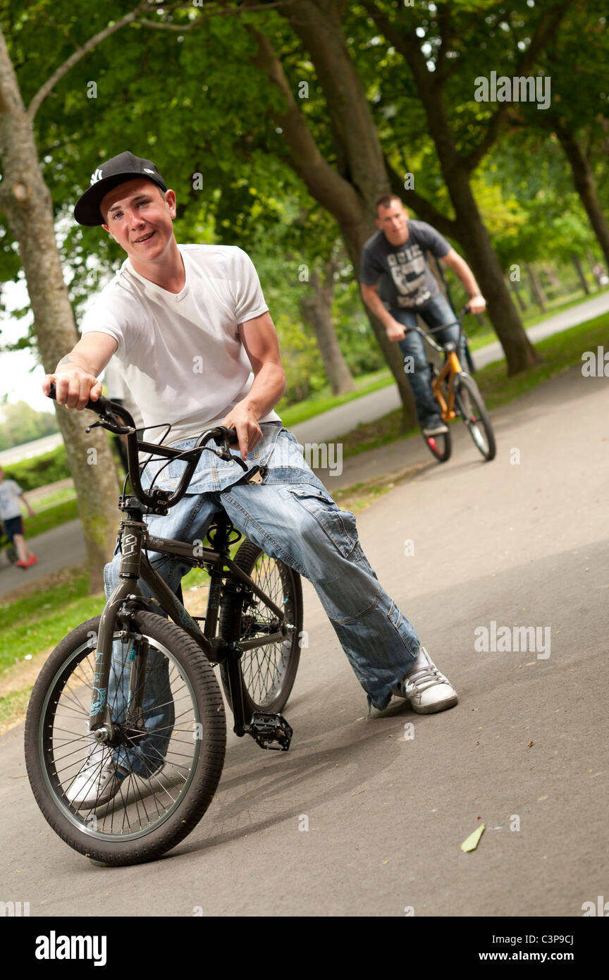 Deux adolescents with attitude sur stunt BMX vélos, UK Banque D'Images