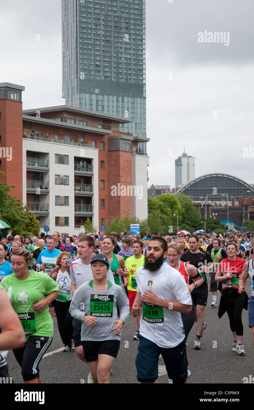 Les participants à la Bupa Great Manchester Run, plus de 38 000 ont pris part tout au long de la journée. Banque D'Images