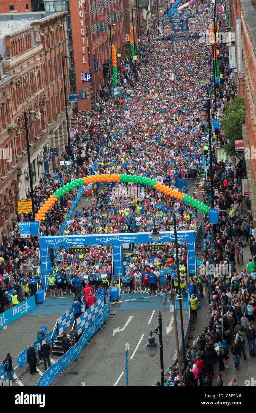 Des milliers de participants au début de la BUPA Great Manchester Run, 38 000 ont participé tout au long de la journée. Banque D'Images