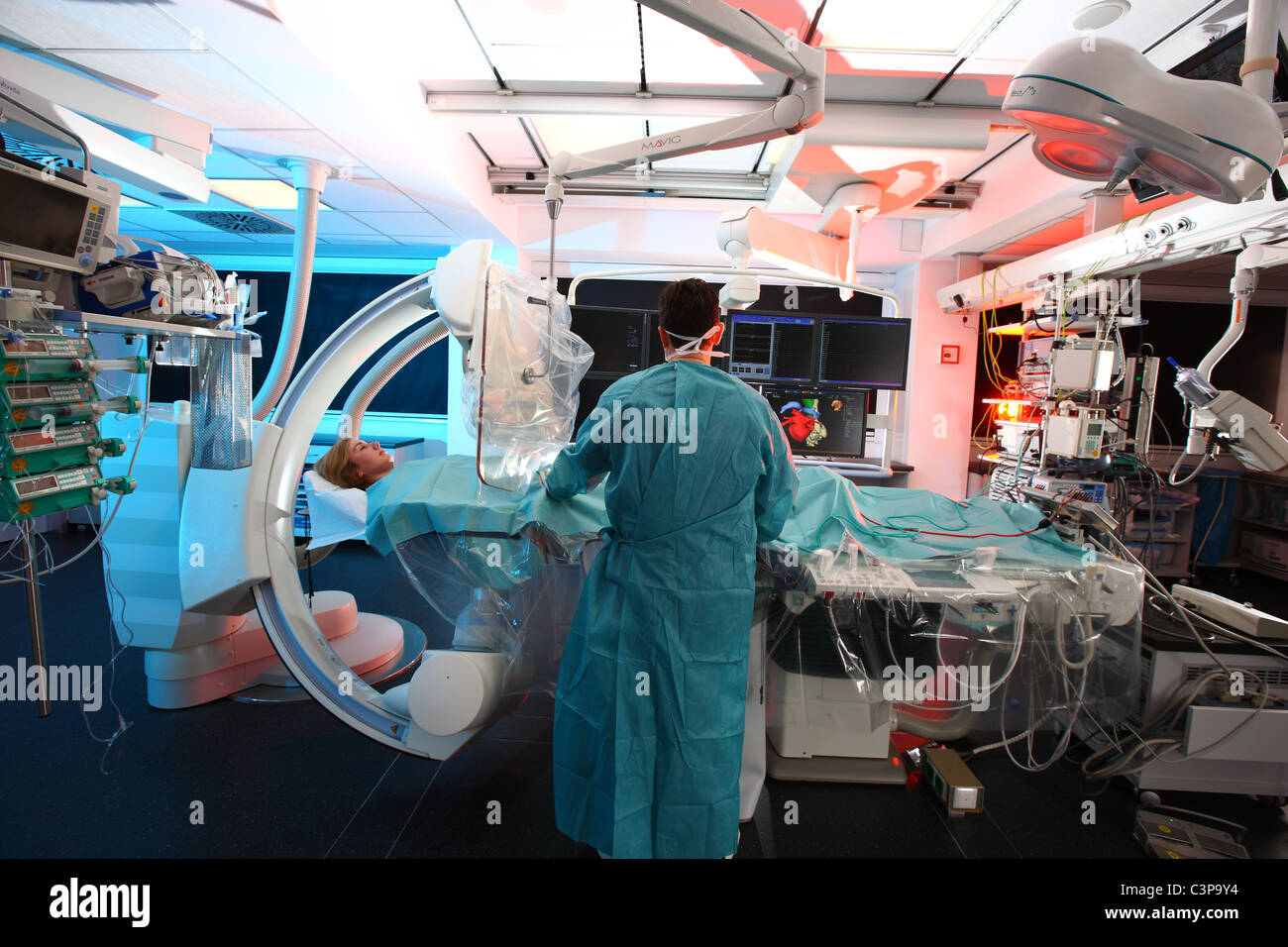 L'hôpital, laboratoire de cathétérisme cardiaque, fréquence cardiaque (Cath) est l'insertion d'un cathéter dans une chambre ou d'un bâtiment du coeur. Banque D'Images