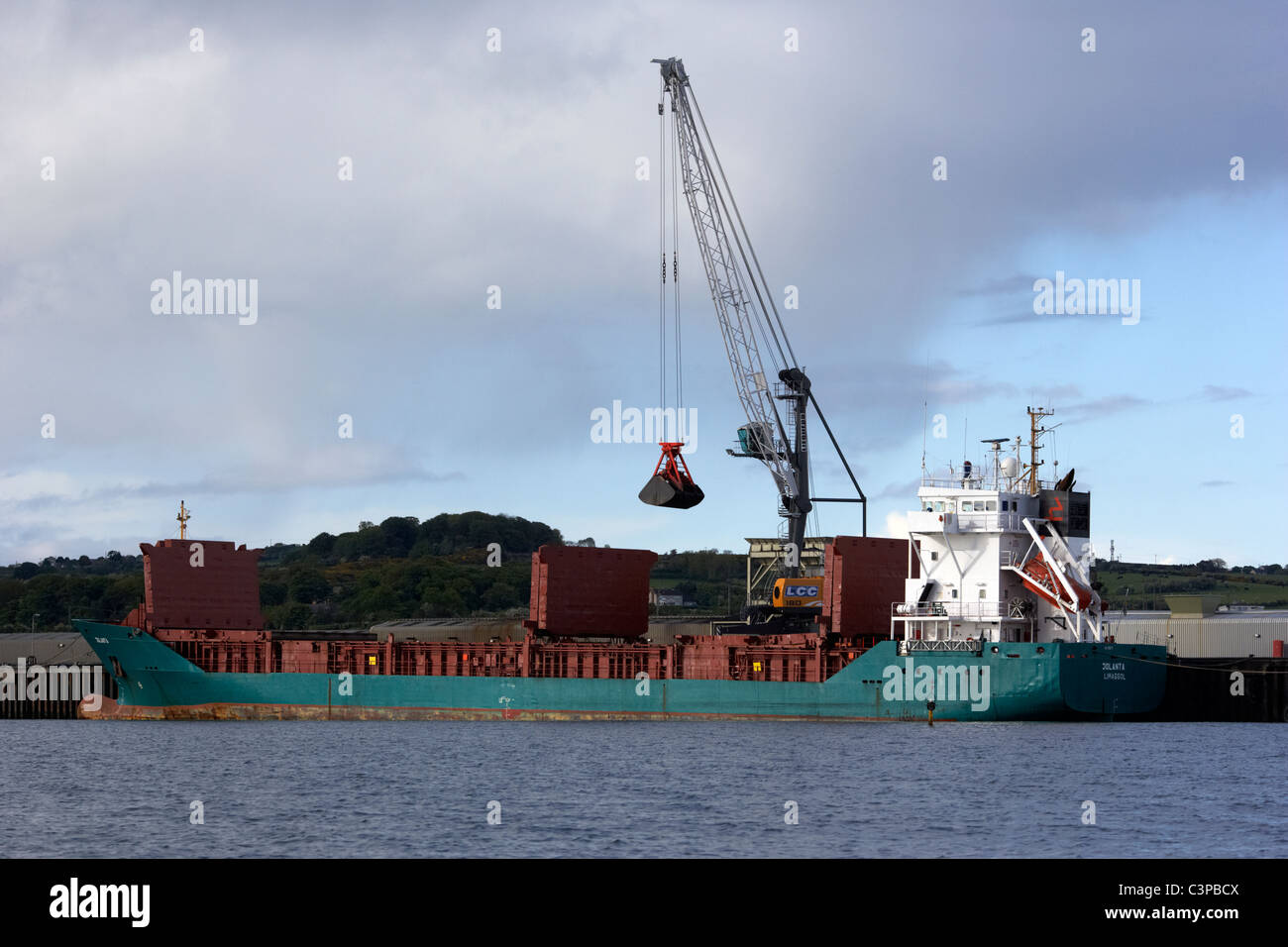 Le déchargement du charbon de la centrale électrique jolanta général cargo à la jetée à kilroot power station carrickfergus uk Banque D'Images