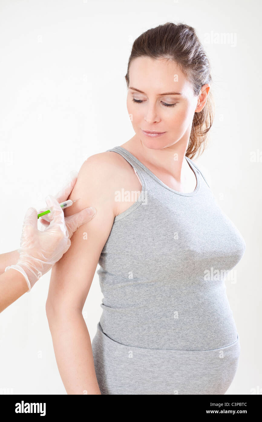 Femme enceinte obtenir une injection, close-up Banque D'Images