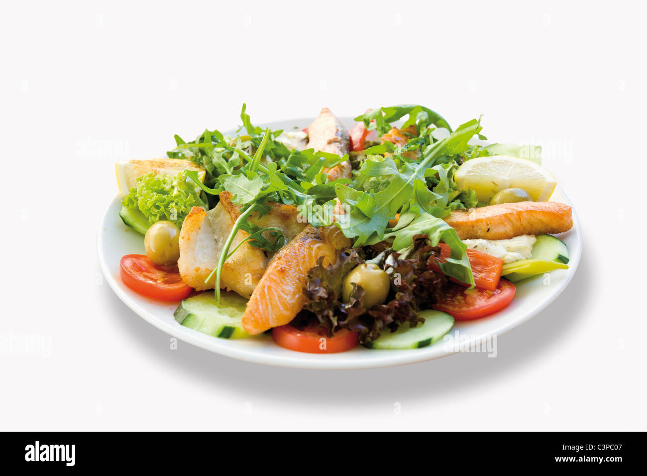 Le poisson frit garni de saumon salade mixte et le sandre en plaque sur fond blanc Banque D'Images