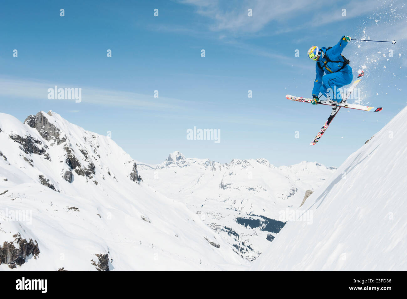 L'Autriche, l'Arlberg, l'homme, ski alpin faire sauter Banque D'Images