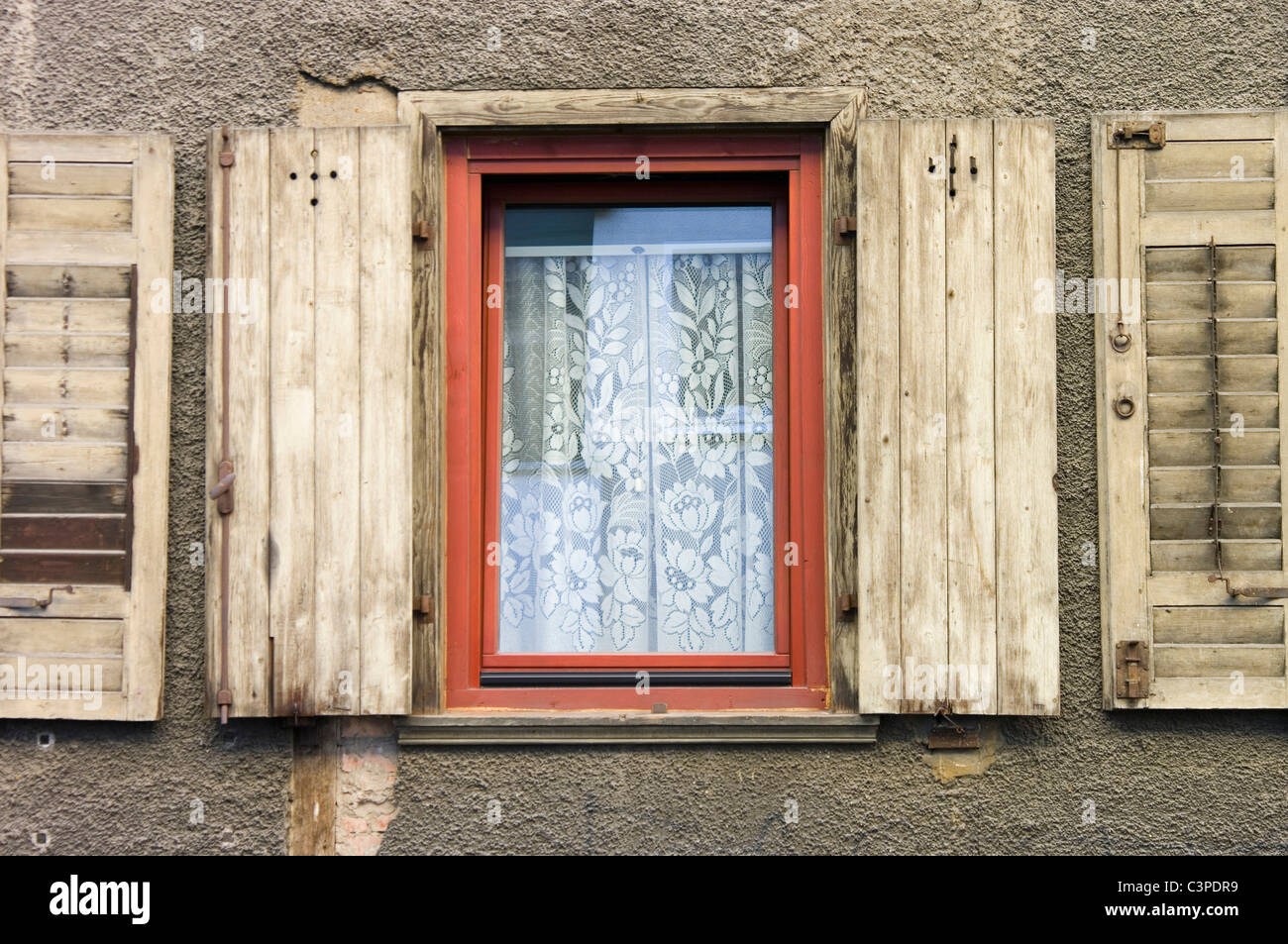 Allemagne, Hesse, Bornheim, fenêtre avec rideau, close-up Banque D'Images