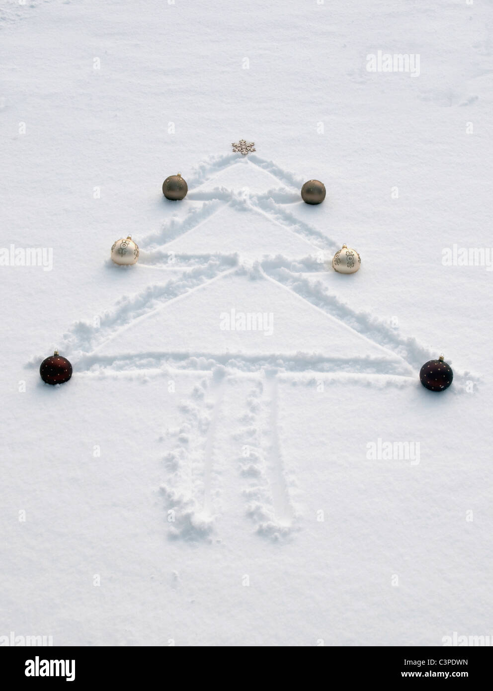 Forme d'arbre de Noël avec décoration dans la neige, hiver. Banque D'Images