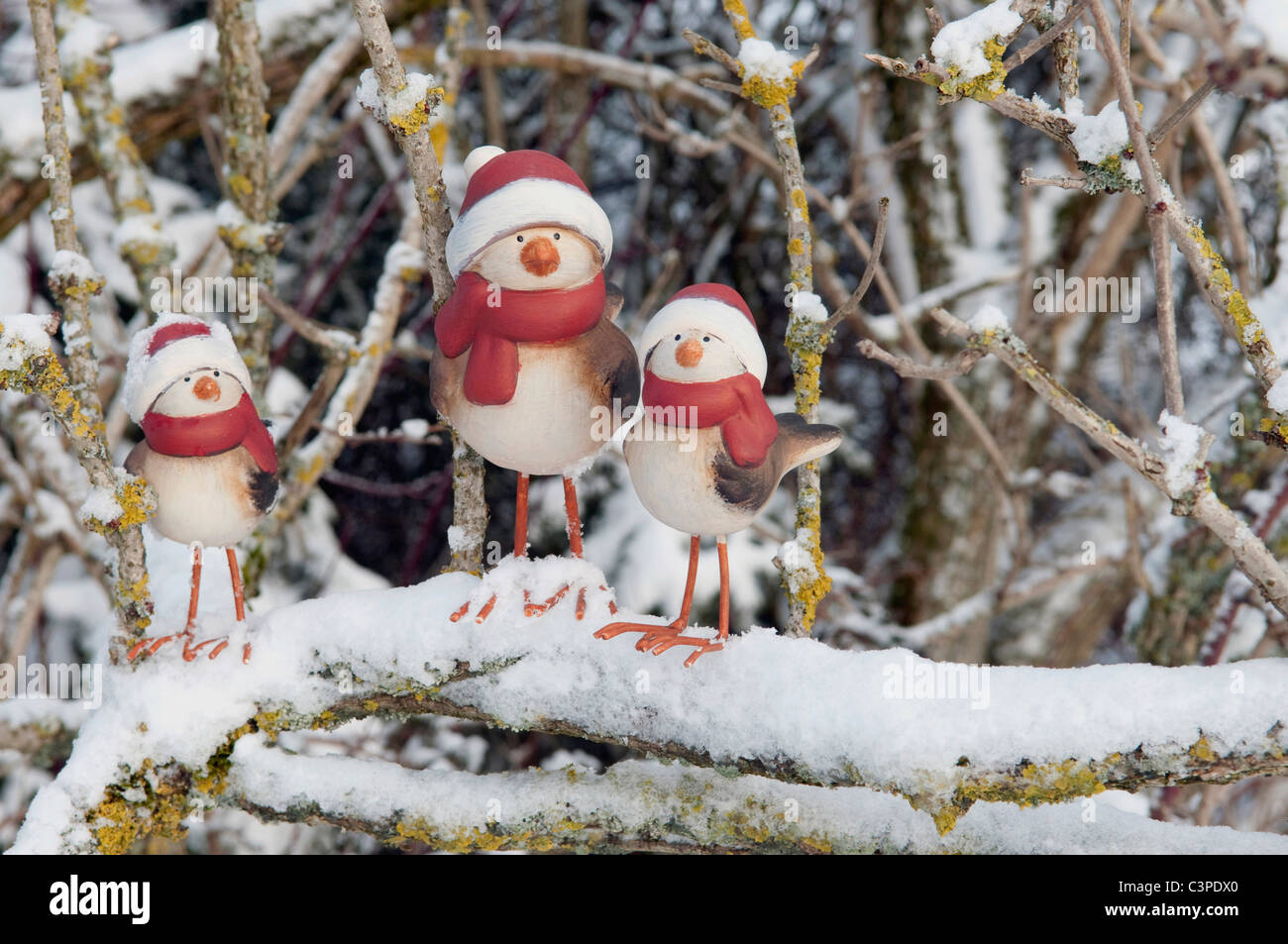 Les canards d'argile avec santa hat sur la neige couverts, la direction générale de l'hiver. Banque D'Images