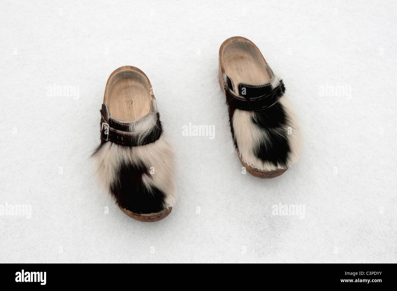 Paire de chaussures en bois avec de la neige en hiver, vachette. Banque D'Images