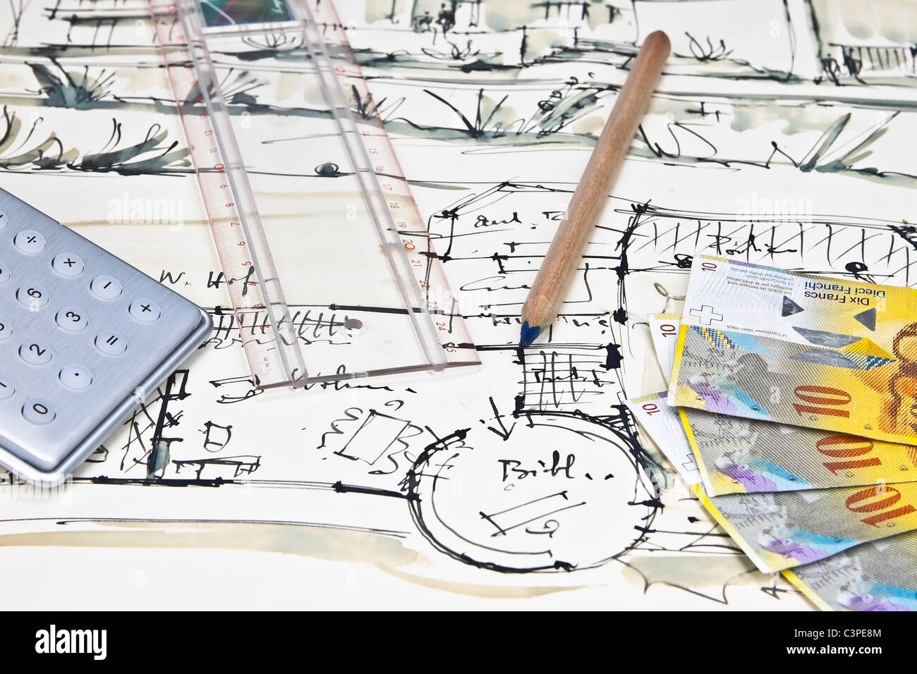 Le plan d'une maison avec une calculatrice, une règle, un crayon et de l'argent Banque D'Images
