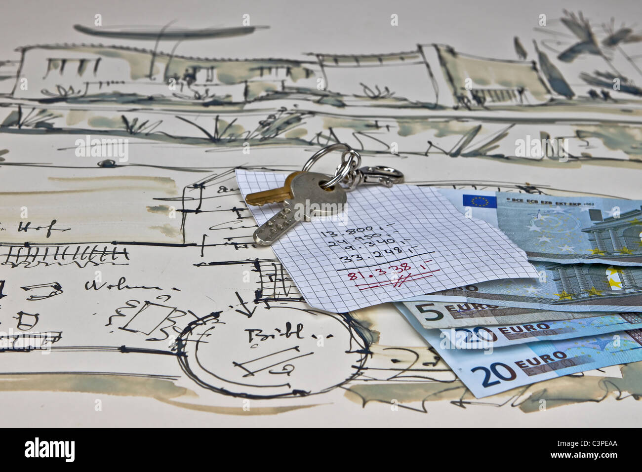 Le plan d'une maison avec deux clés, l'argent et un calcul des dépenses Banque D'Images