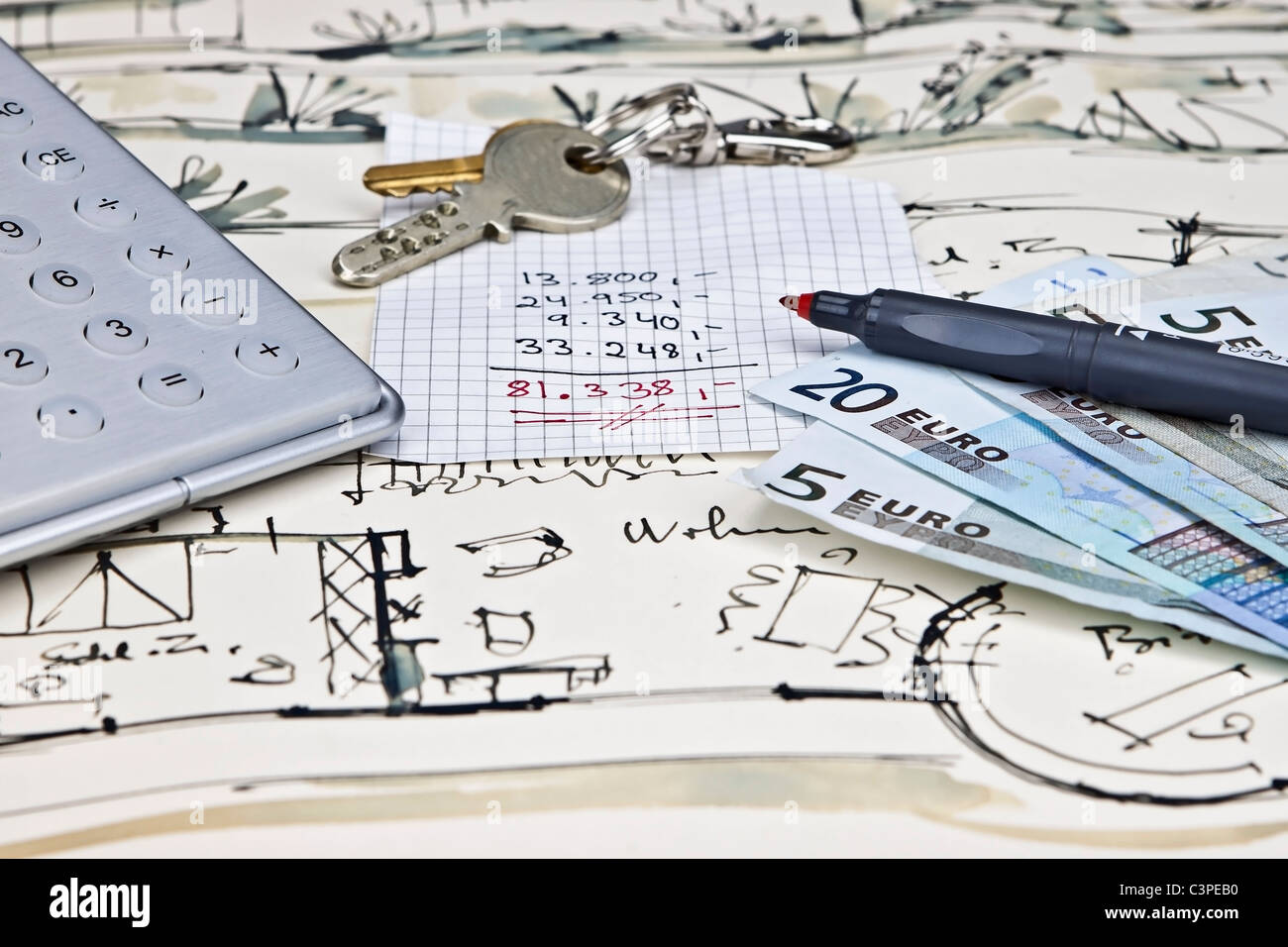 Le plan d'une maison avec des clés, une calculatrice, un crayon, de l'argent et un calcul des dépenses Banque D'Images