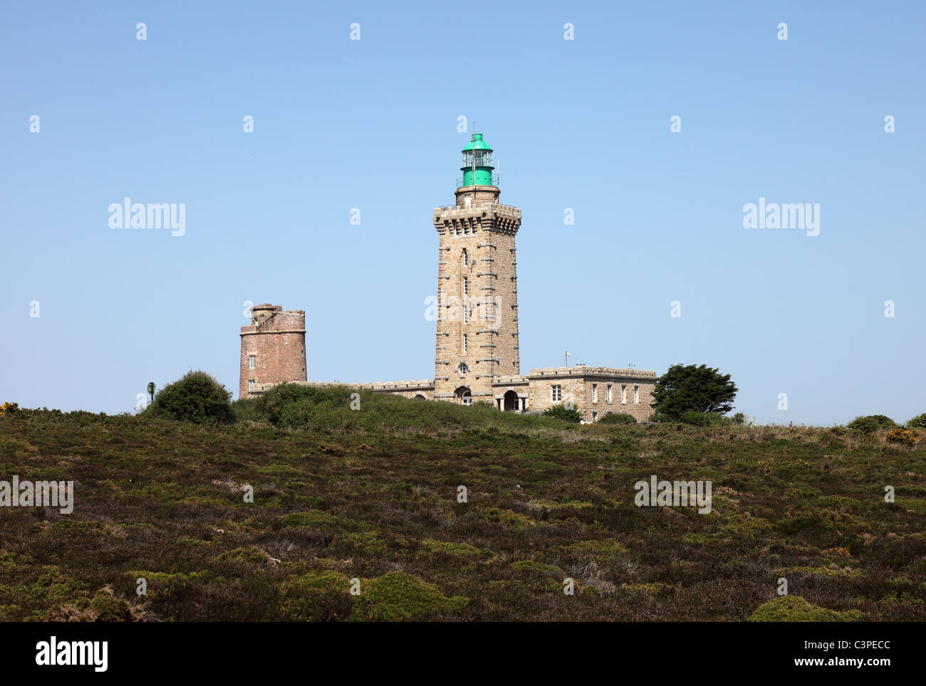 L'ancien (à gauche) et la nouvelle (à droite) Phares le Cap Fréhel Côte d'Émeraude, Bretagne France Banque D'Images