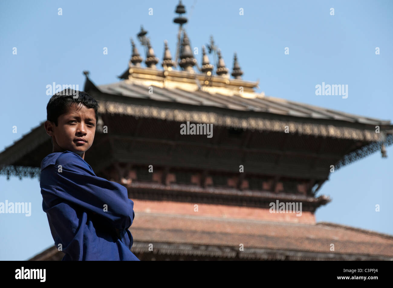 Enfant debout en face d'un temple à Baktapur. Banque D'Images