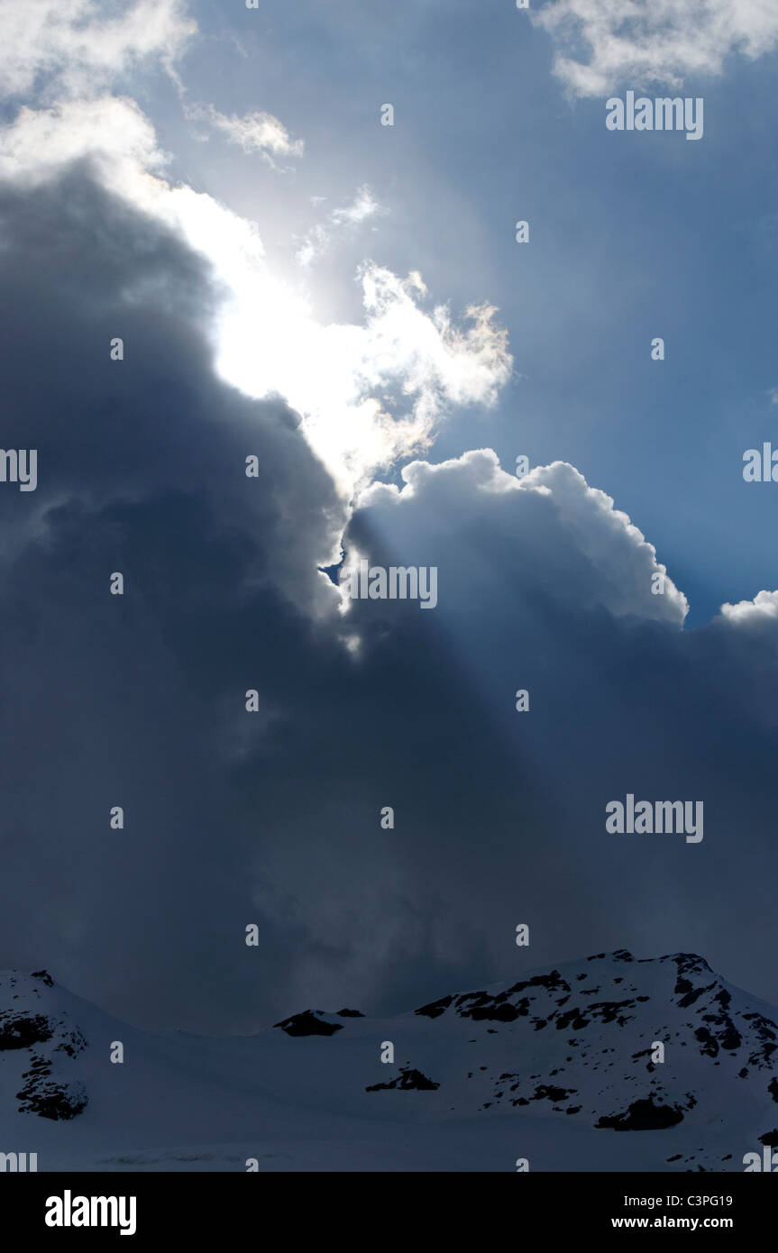 Un mélange d'après-midi, soleil et nuages Banque D'Images