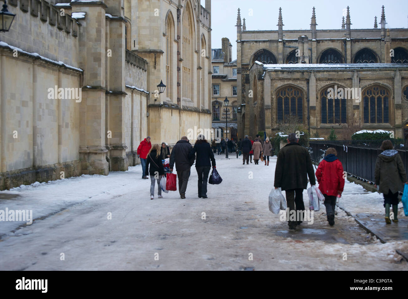 Les gens de shopping dans les ventes dans la neige à Oxford. Banque D'Images