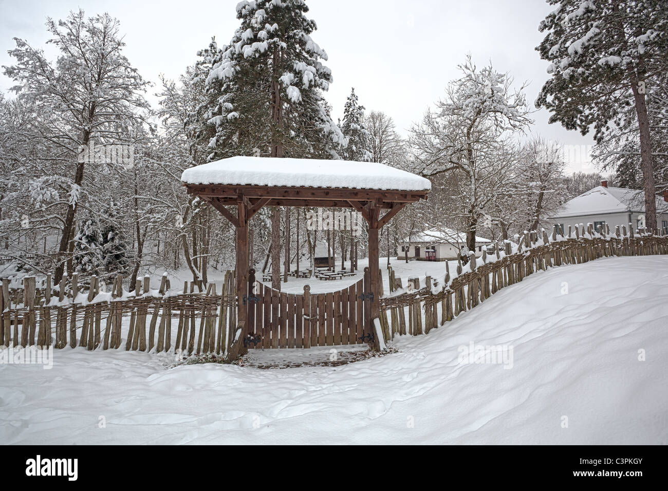 Vieille clôture sécurisée dans le village de Brankovina, Serbie, hiver neige Banque D'Images