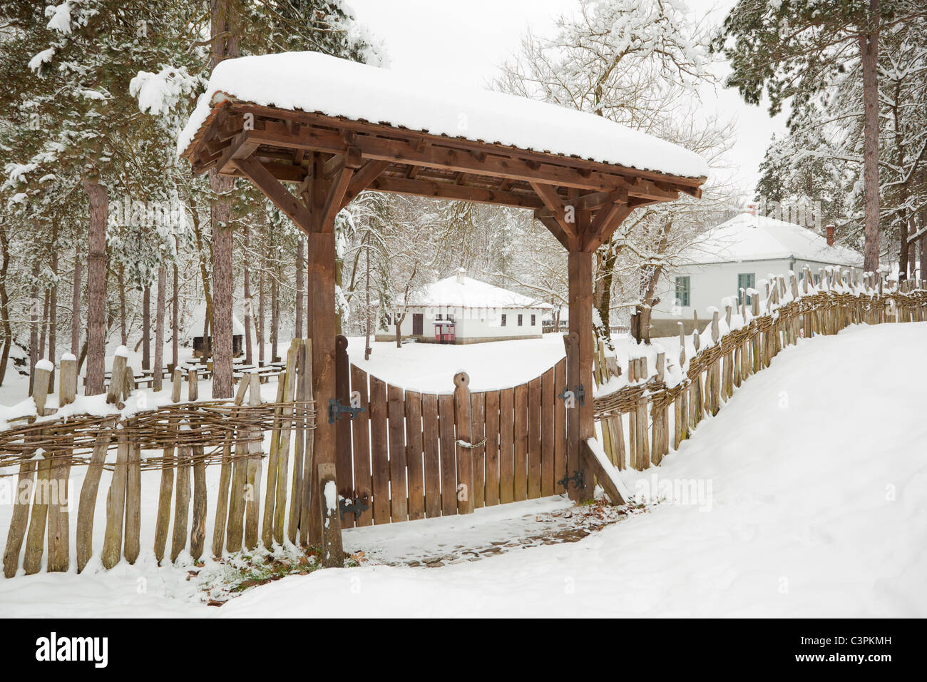 Vieille clôture sécurisée dans le village de Brankovina, Serbie, hiver neige Banque D'Images