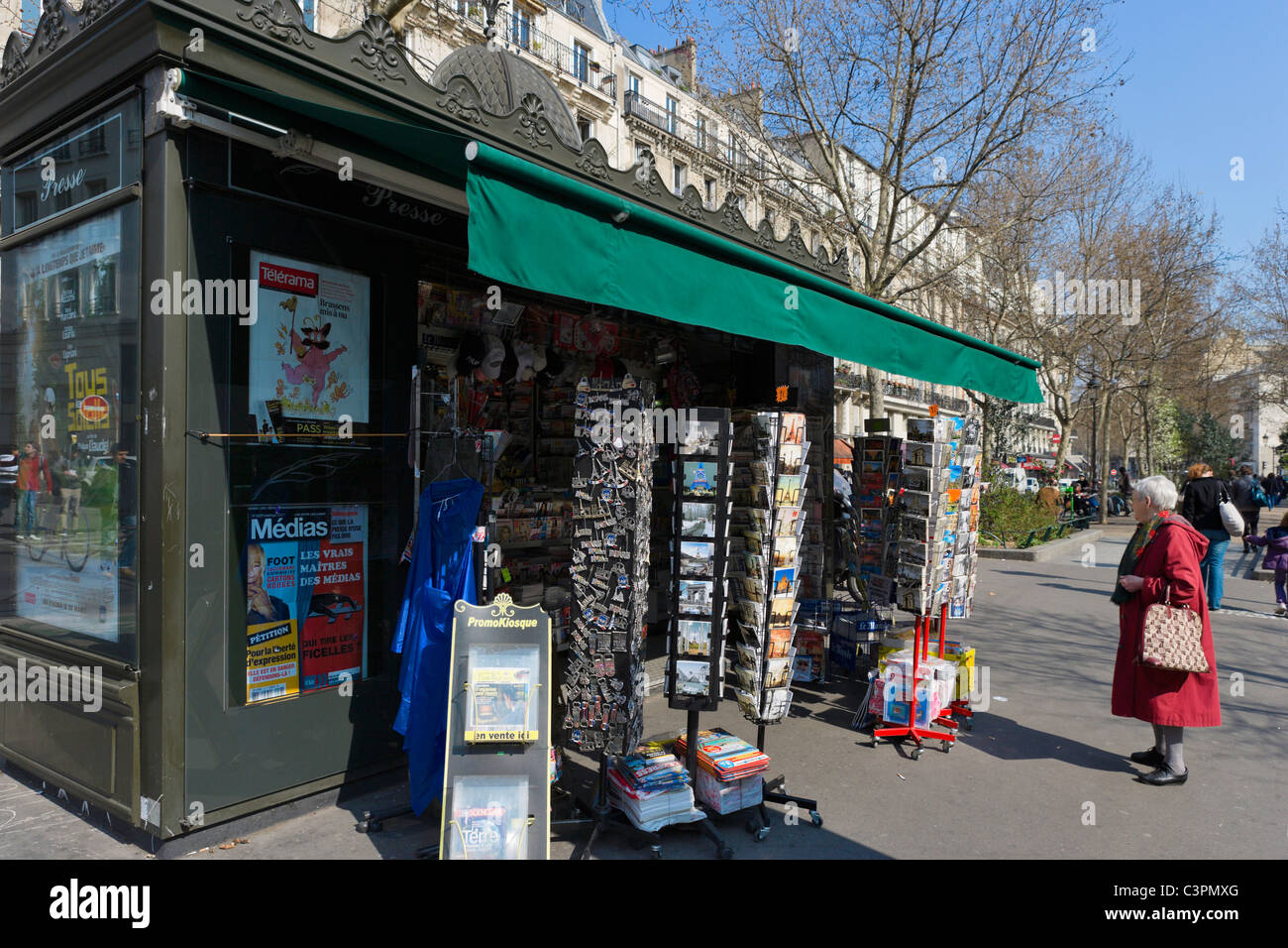 Kiosque typique sur le Boulevard Rochechouart, Montmartre, Paris, France Banque D'Images