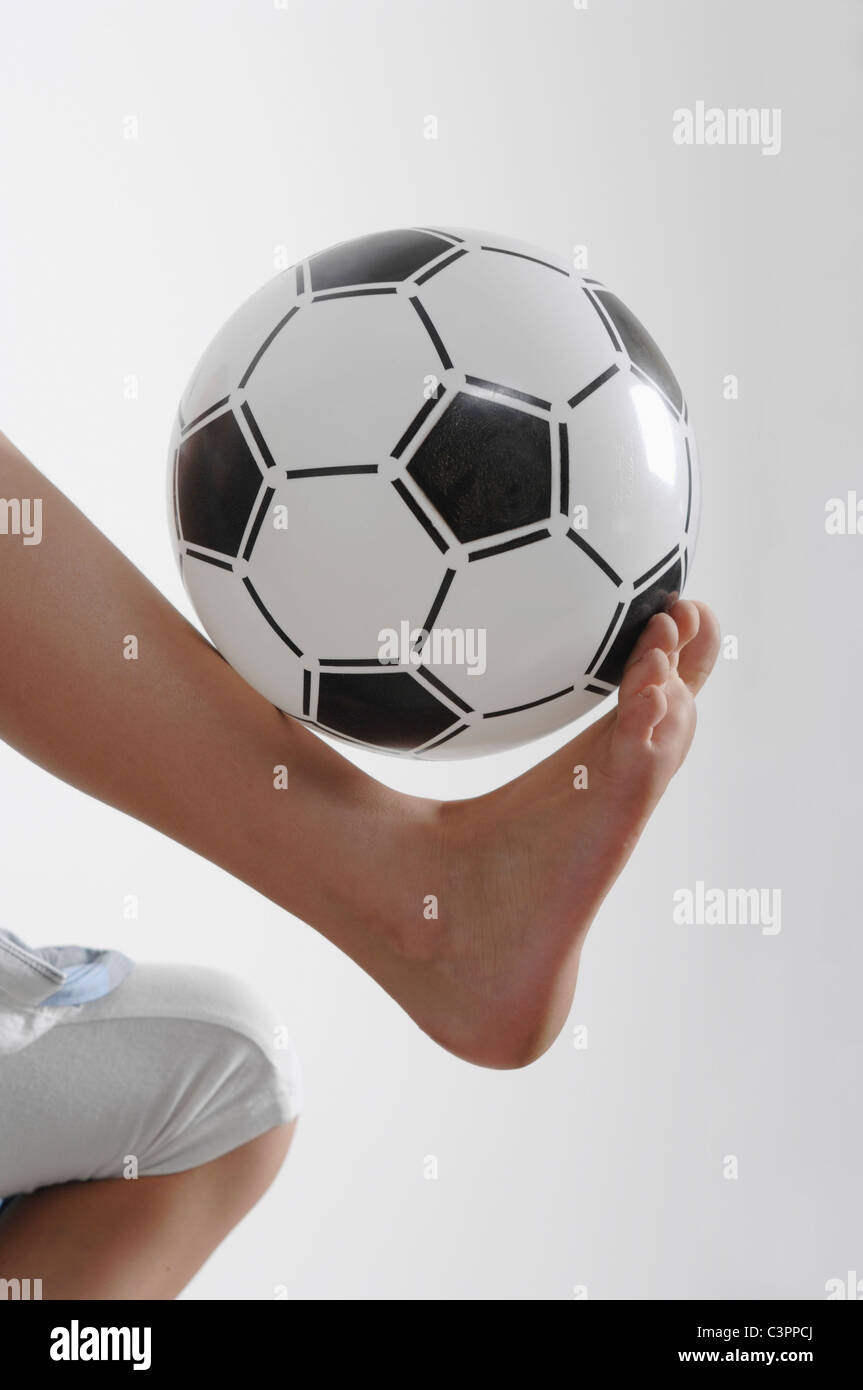 Girl (10-11 ans) concilier le football sur pied Banque D'Images
