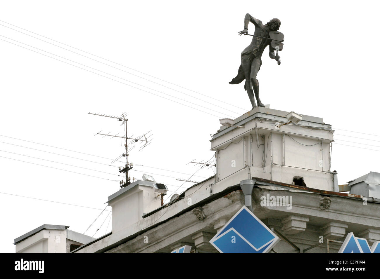 Kharkiv sculpture de violoniste sur le toit, l'Ukraine Banque D'Images