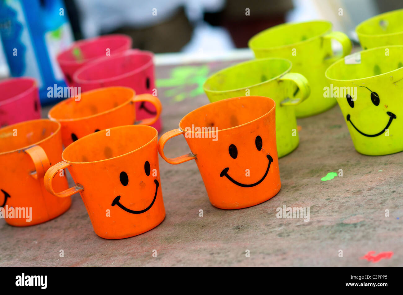 Verres en plastique avec un visage souriants, utilisé pour la peinture lors d'un festival de théâtre de rue à Almere (Pays-Bas). Banque D'Images