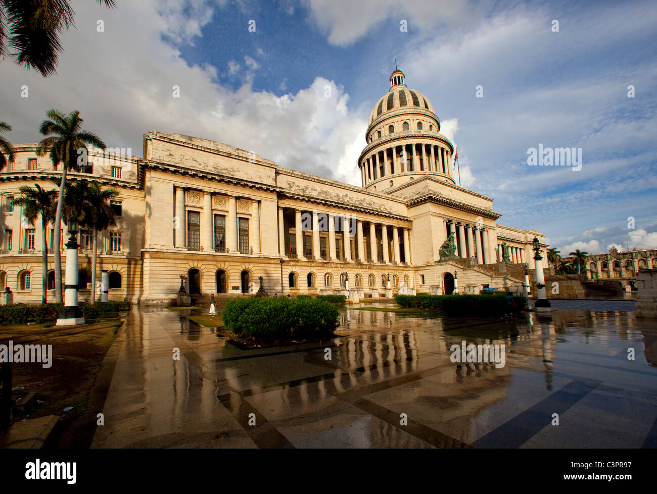 Le bâtiment de la capitale de La Havane, Cuba après un orage. Banque D'Images