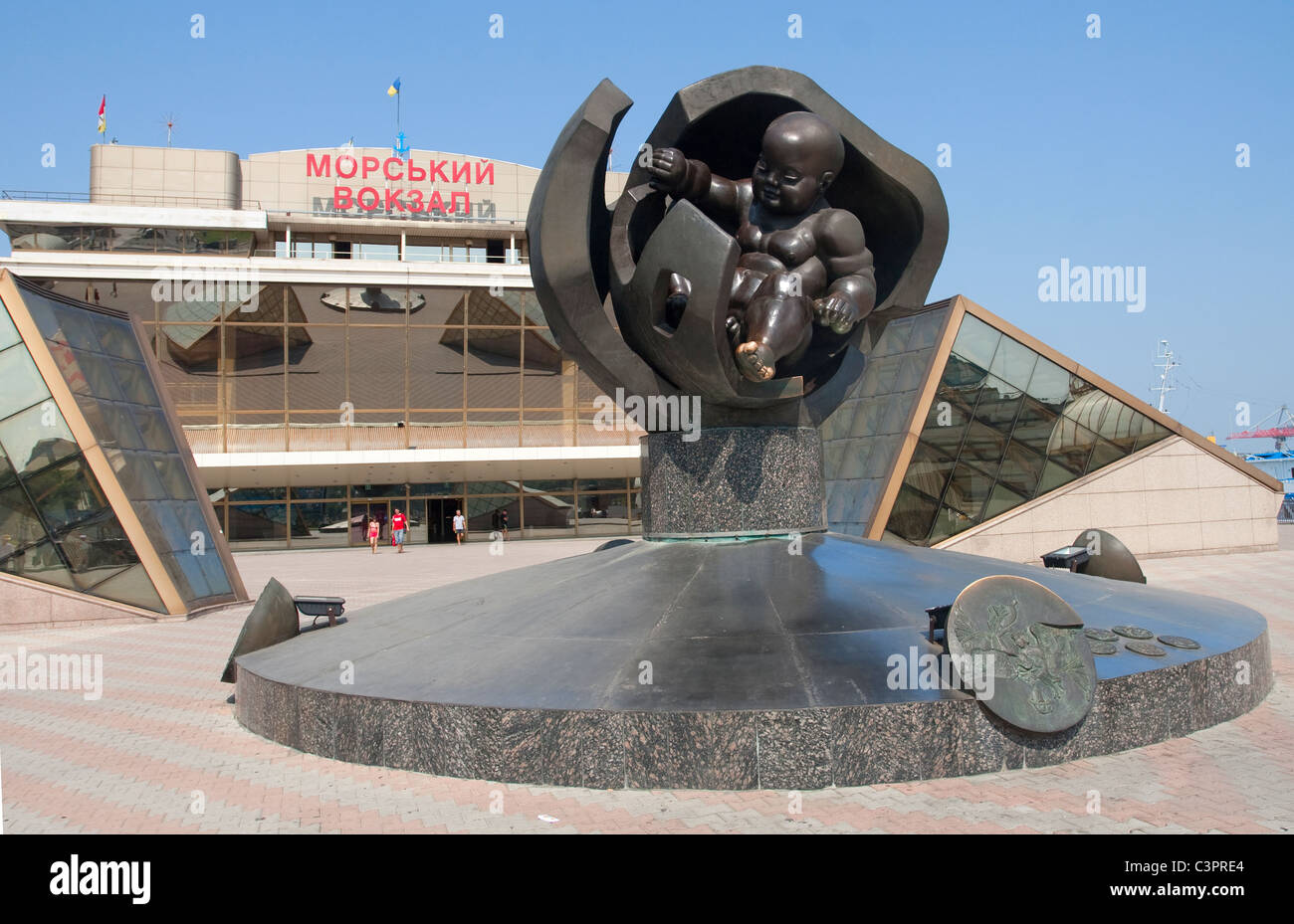 Monument d'un bébé sortir en face de la mer port d'Odessa. L'Ukraine, l'Europe Morskoy Vokzal Banque D'Images