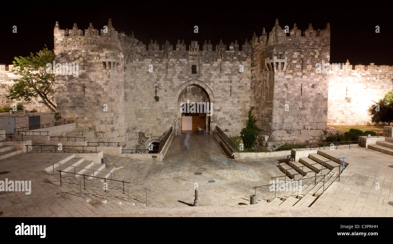 Des murs en pierre et porte du fumier qui entourent la vieille ville de Jérusalem en Israël. Banque D'Images