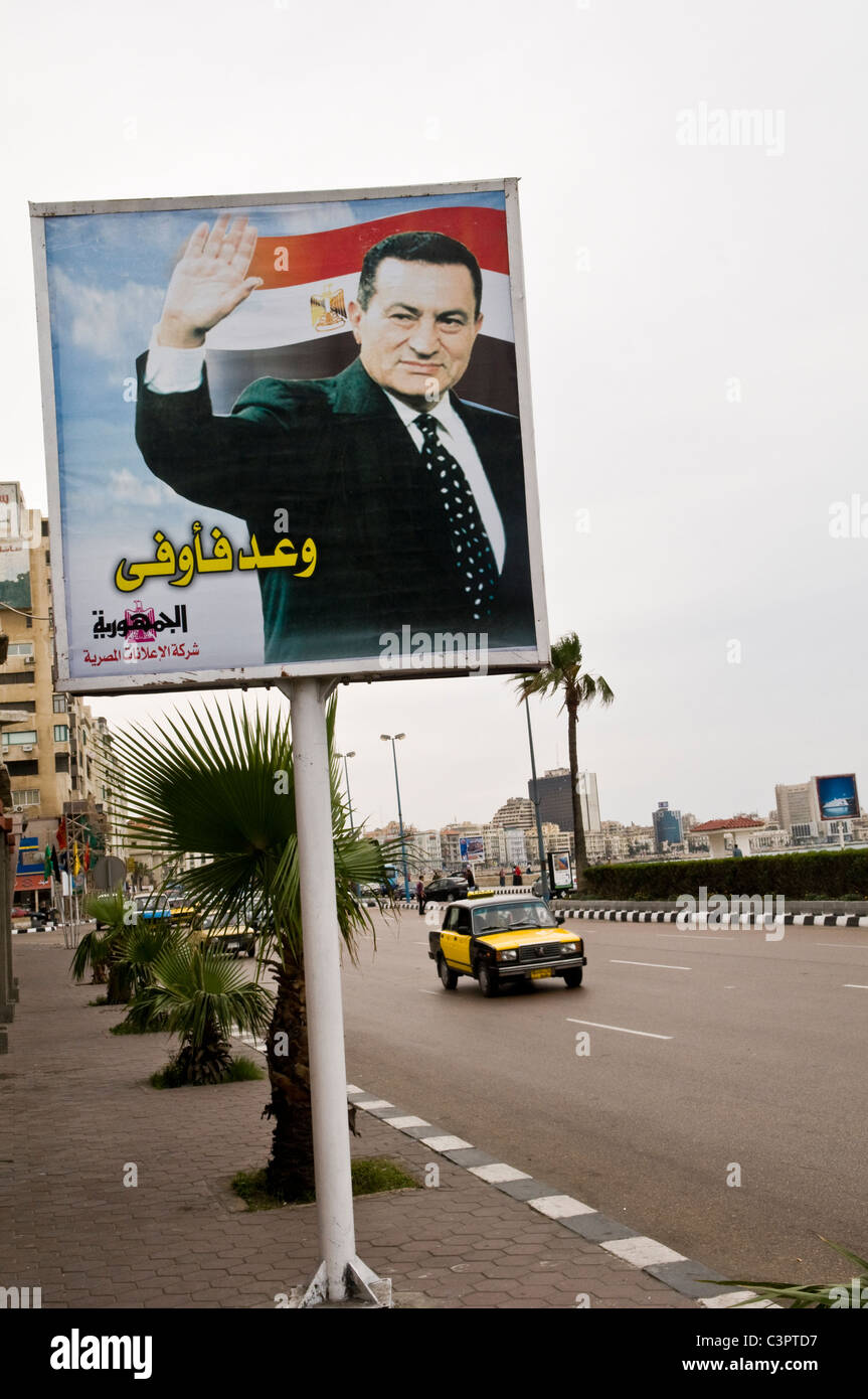 Forme Bye Bye. Une affiche de l'ex-président égyptien Hosni Moubarak décoré les rues d'Alexandrie. Banque D'Images