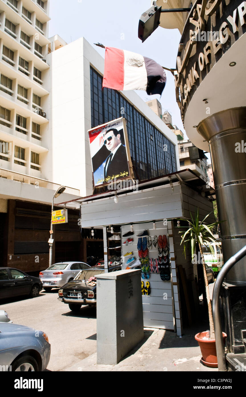 Signe du passé. Des affiches de l'ex président Hosni Moubarak utilisée pour décorer les rues de villes égyptiennes. Banque D'Images
