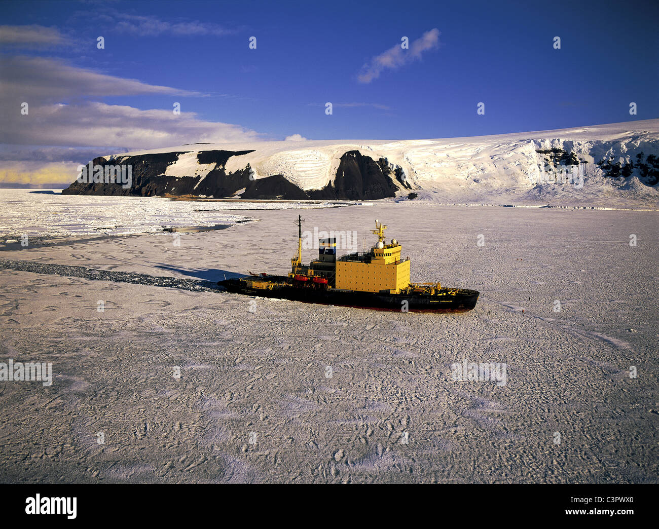 Brise-glace dans la banquise, mer de Ross, Antarctique Banque D'Images