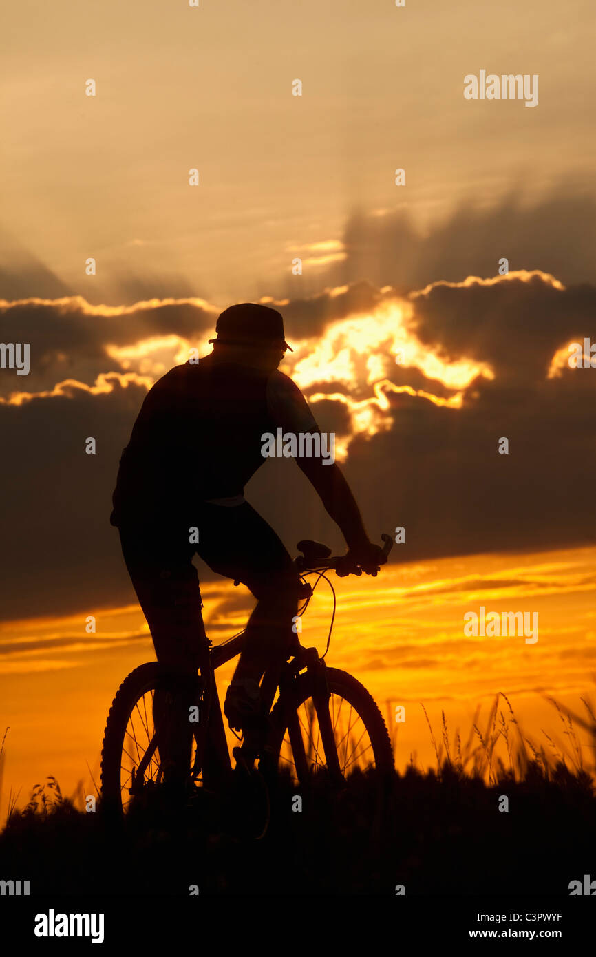 Allemagne, Bavière, Biker vélo vélo au coucher du soleil Banque D'Images