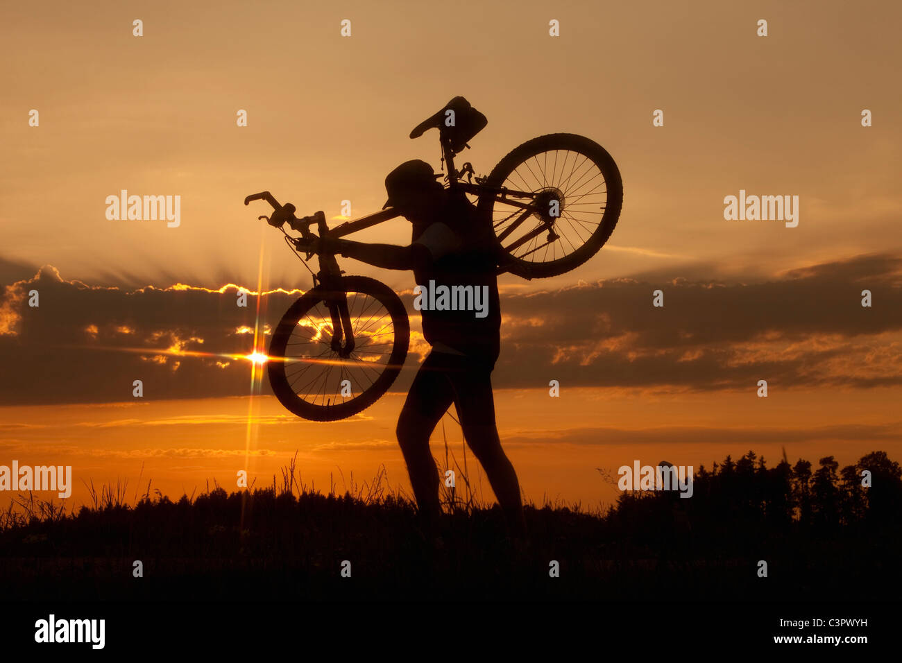 Allemagne, Bavière, Biker exerçant son vélo et balade au coucher du soleil Banque D'Images