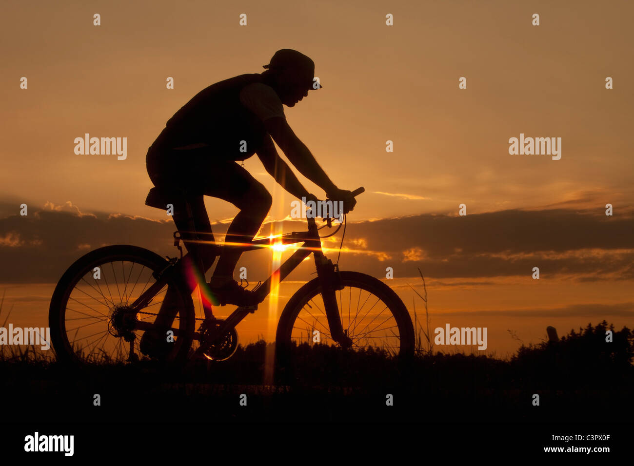 Allemagne, Bavière, Biker vélo vélo au coucher du soleil Banque D'Images