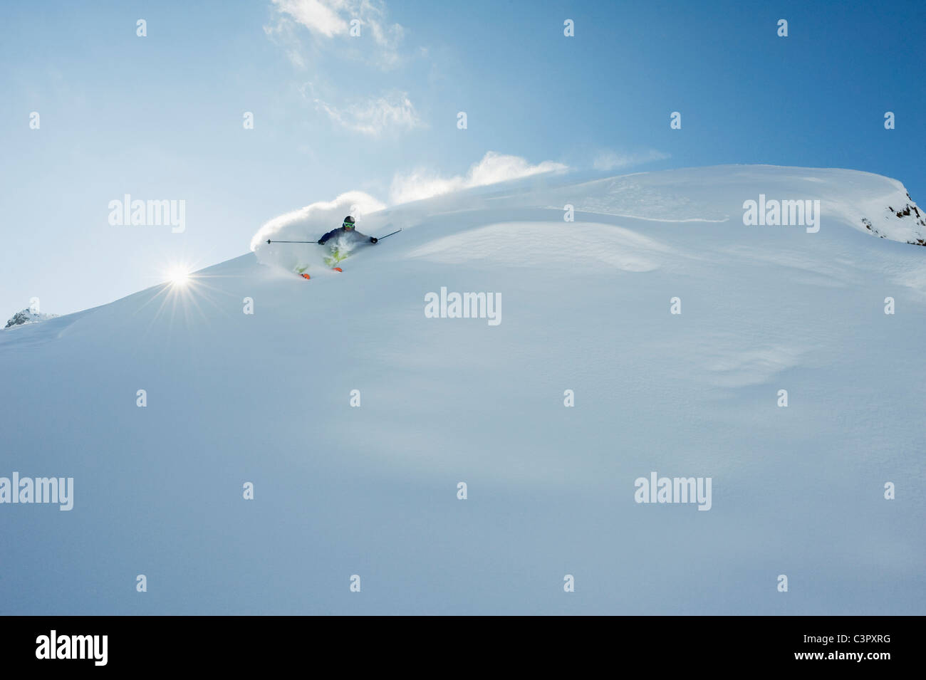 L'Autriche, l'homme couvert de neige sur ski montagne arlberg Banque D'Images