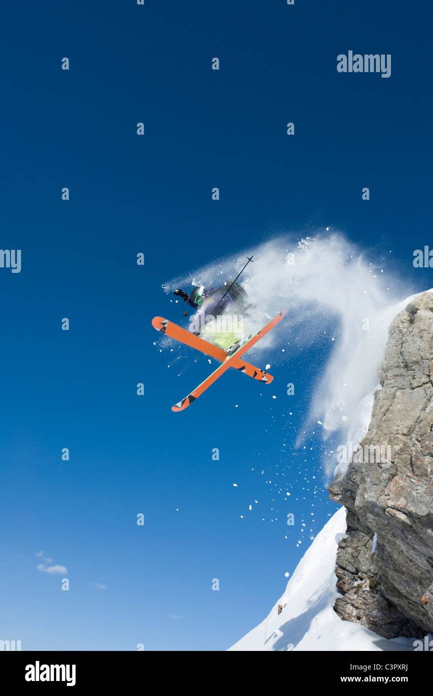 L'Autriche, l'homme sautant sur les montagnes couvertes de neige 6600 Banque D'Images