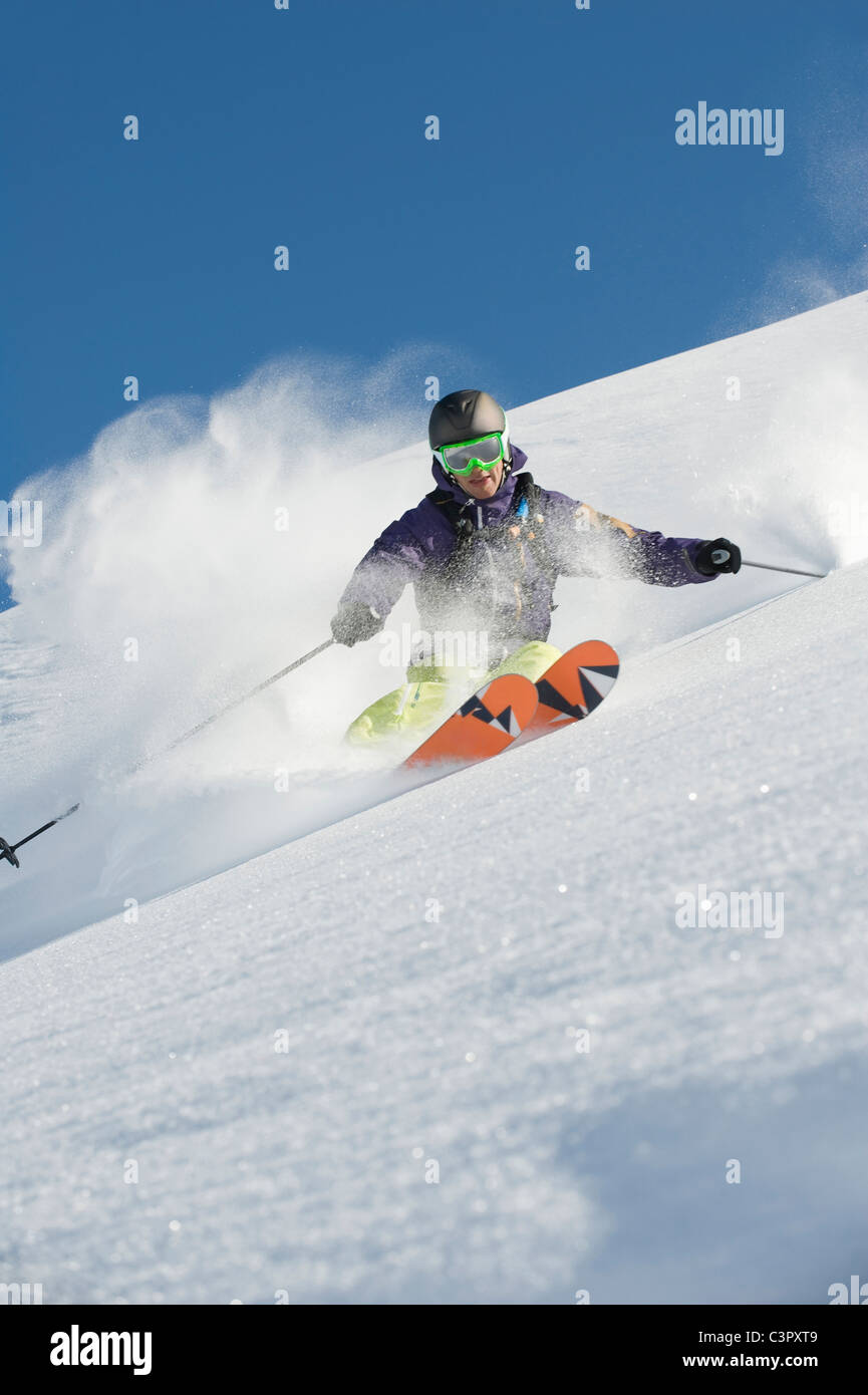 L'Autriche, l'homme sur la montagne ski arlberg Banque D'Images