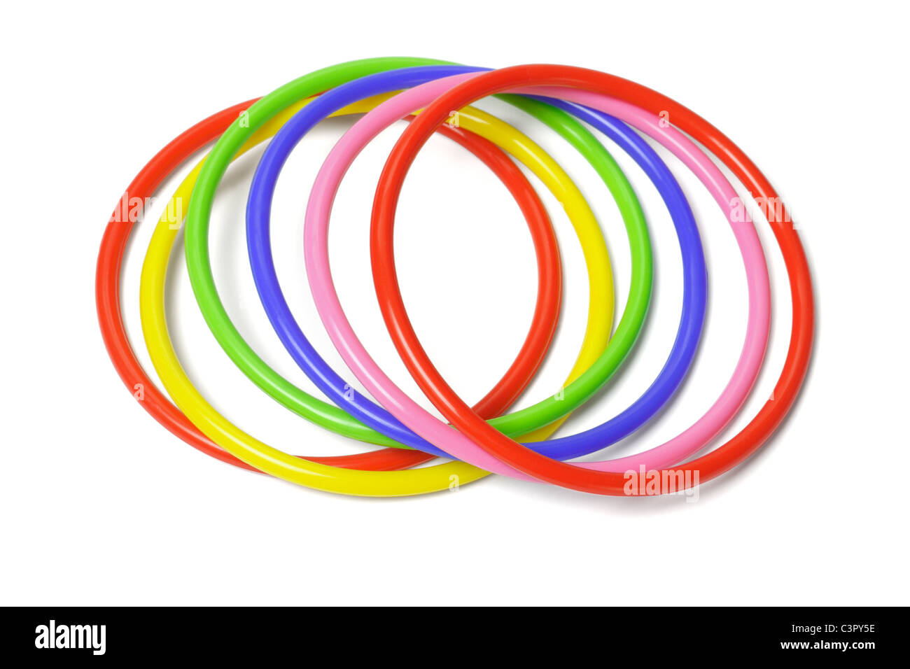 Bracelets en plastique multicolore organisé sur fond blanc Banque D'Images