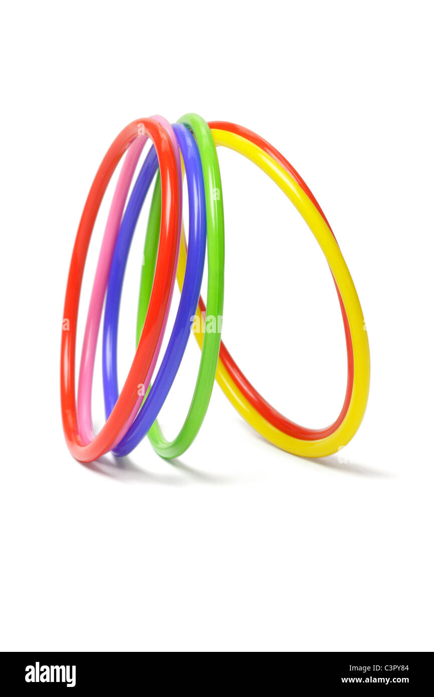 Bracelets en plastique multicolore organisé sur fond blanc Banque D'Images