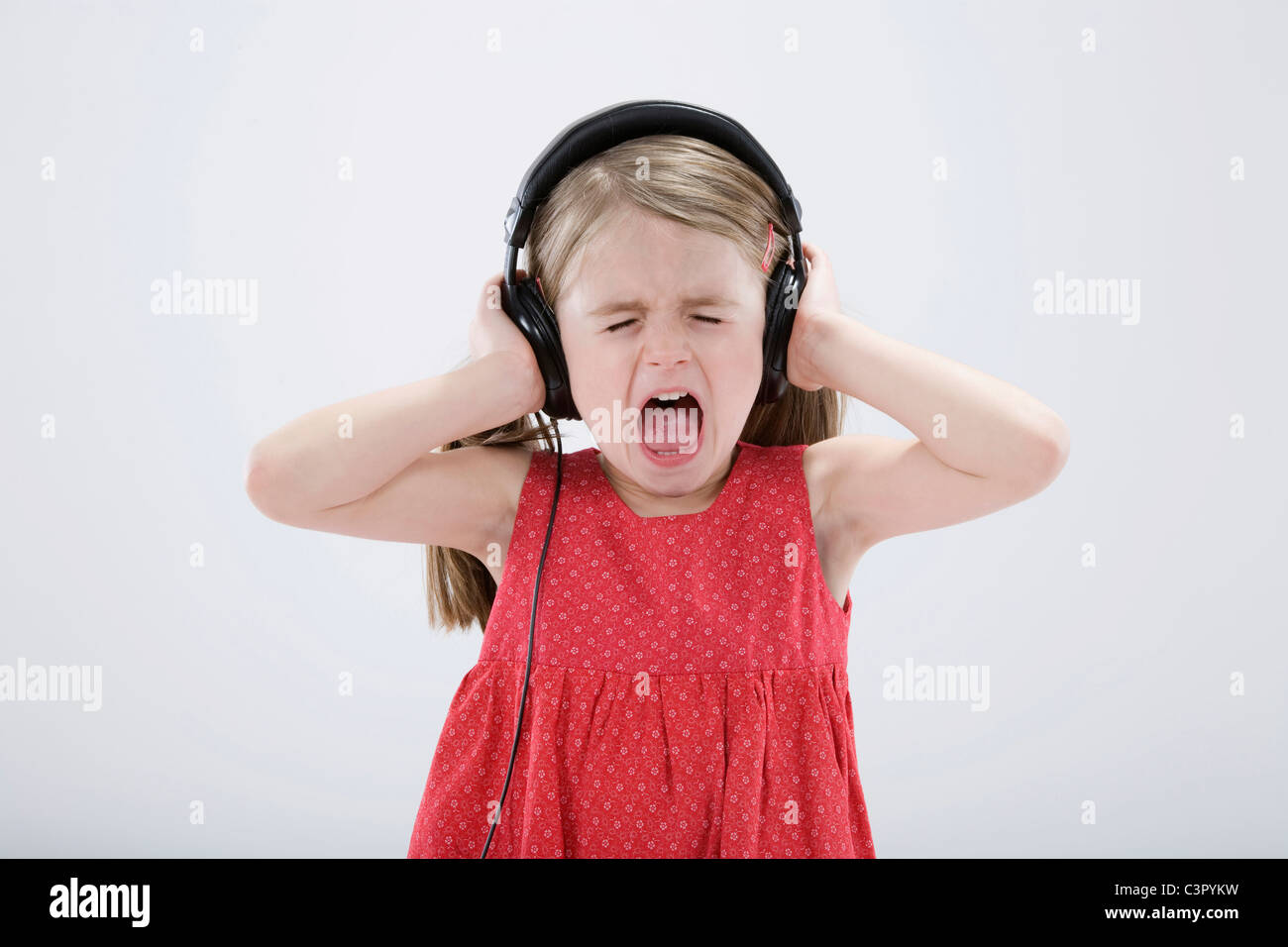 Girl (4-5) à l'écoute au casque, les yeux fermés Banque D'Images