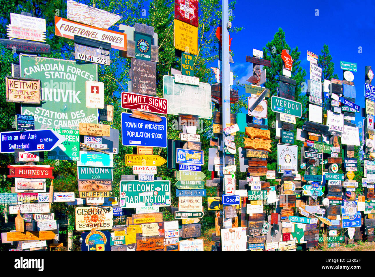 Watson Lake, Yukon, Yukon, Canada - Le monde célèbre Signpost Forest, Collection de signes Banque D'Images